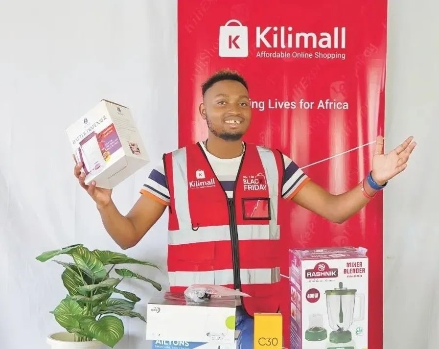 隨著“絲路電商”國際合作深入推進，共建“一帶一路”國家雙多邊數(shù)字貿(mào)易規(guī)則對接不斷強化。借助“絲路電商”合作機制，肯尼亞主播迪克森·恩甘加在當(dāng)?shù)刂辈ж洝⑼袂?攝（新華社發(fā)）