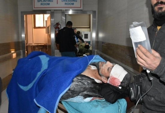 11月29日，在敘利亞阿勒頗，傷者被送往醫(yī)院接受治療。新華社發(fā)