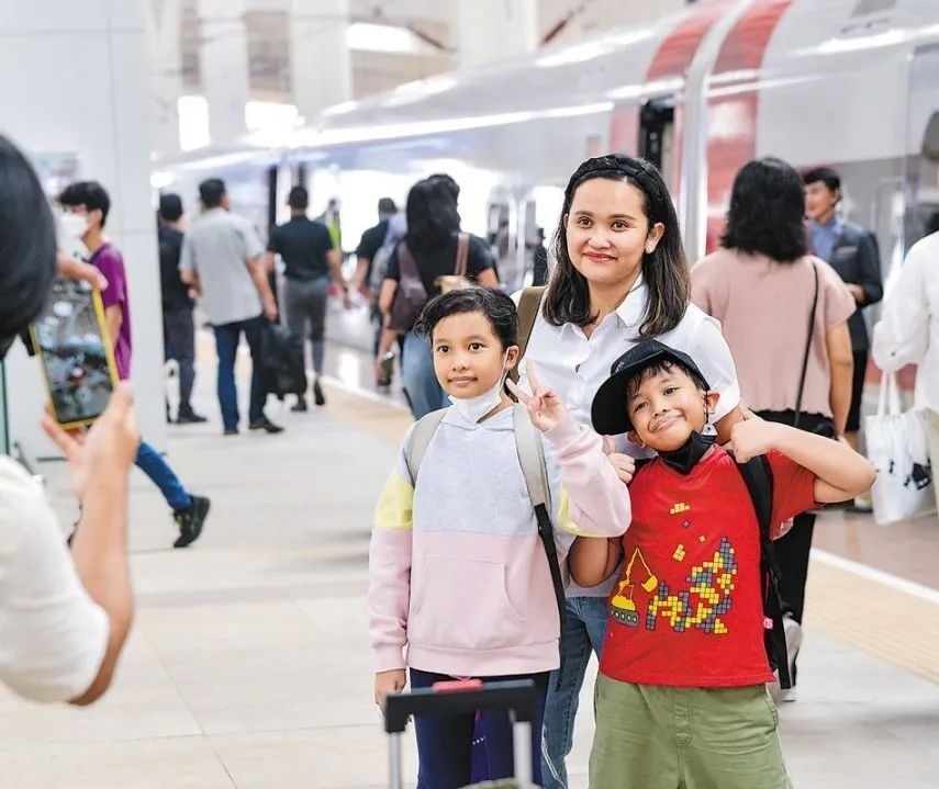 雅萬高鐵是我國在境外完成全過程勘察設(shè)計建設(shè)的首個高鐵項目，于去年10月17日正式開通運營，是中印尼共建“一帶一路”合作的典范。圖為乘客在和雅萬高鐵動車組合影留念。新華社記者 徐欽 攝