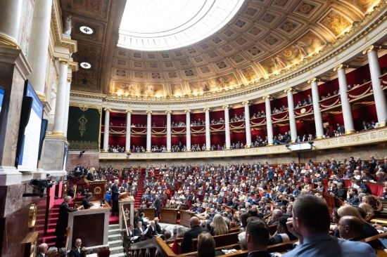 10月1日，法國(guó)總理巴尼耶在位于巴黎的法國(guó)國(guó)民議會(huì)發(fā)表演講。新華社發(fā)（杰克·陳攝）