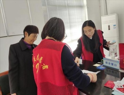 代辦人員為村民辦理醫(yī)保報銷。 圖片來源：江蘇南通啟東市數(shù)據(jù)局