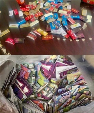 孩子們收集的煙卡、卡牌。受訪者供圖