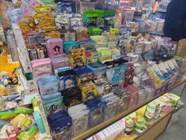 北京某文具店卡牌盲盒柜臺，未設(shè)相關(guān)提醒。人民網(wǎng)記者 黃鈺攝