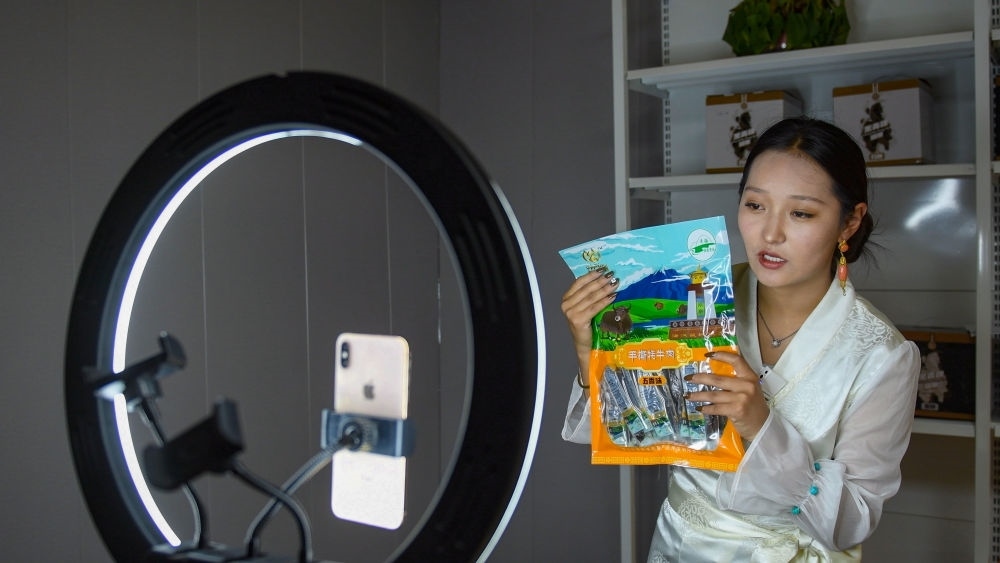 9月24日，果洛藏貢麻村村民多杰吉在進行網(wǎng)絡(luò)帶貨直播。（潘彬彬 攝）