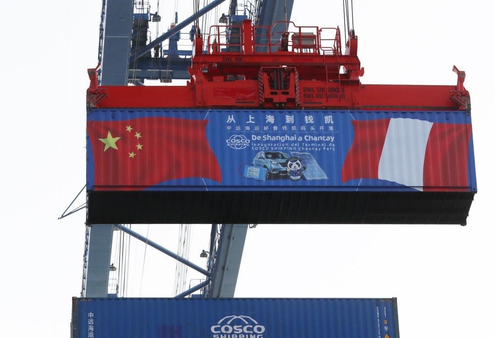 2024年11月14日，在秘魯首都利馬以北的錢凱港，岸邊智能化設備吊裝集裝箱。