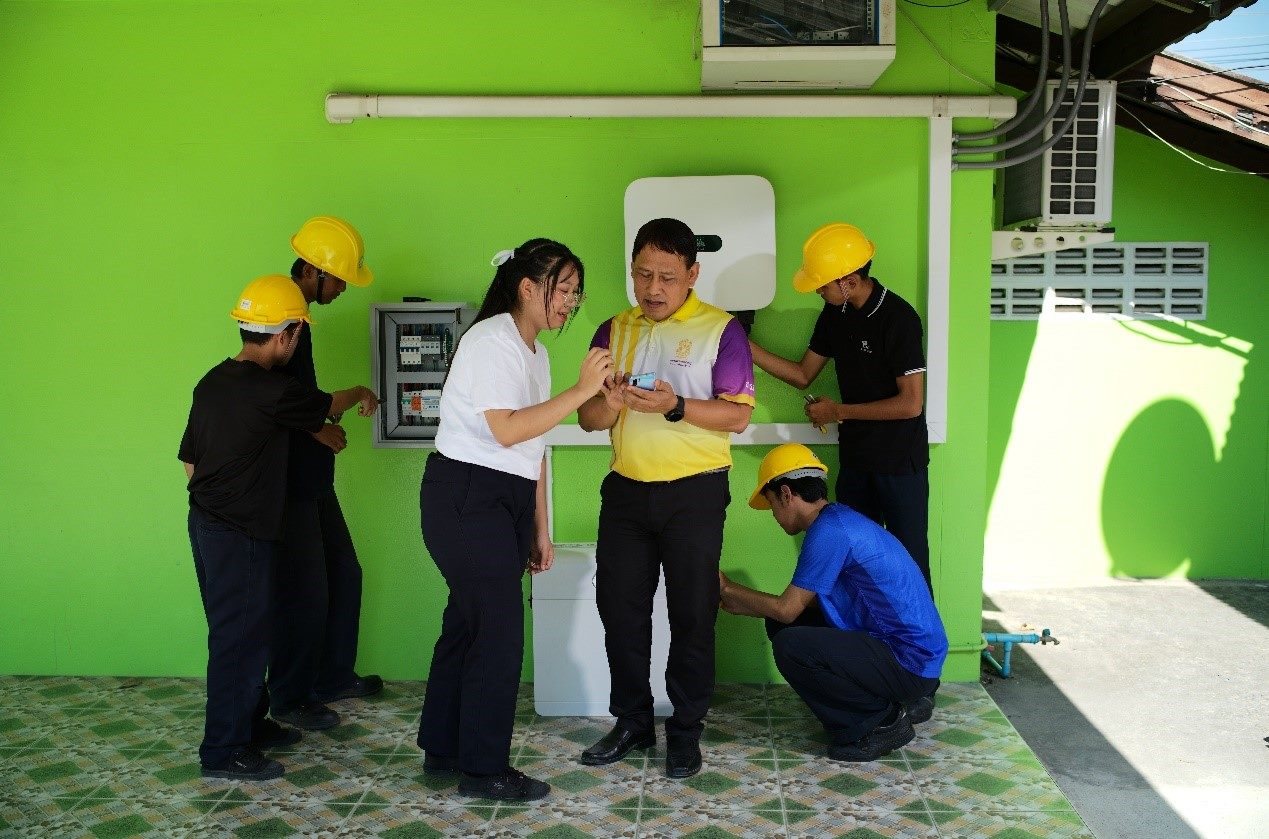 工作人員為當(dāng)?shù)靥﹪蠋熤v解說明。主辦方供圖