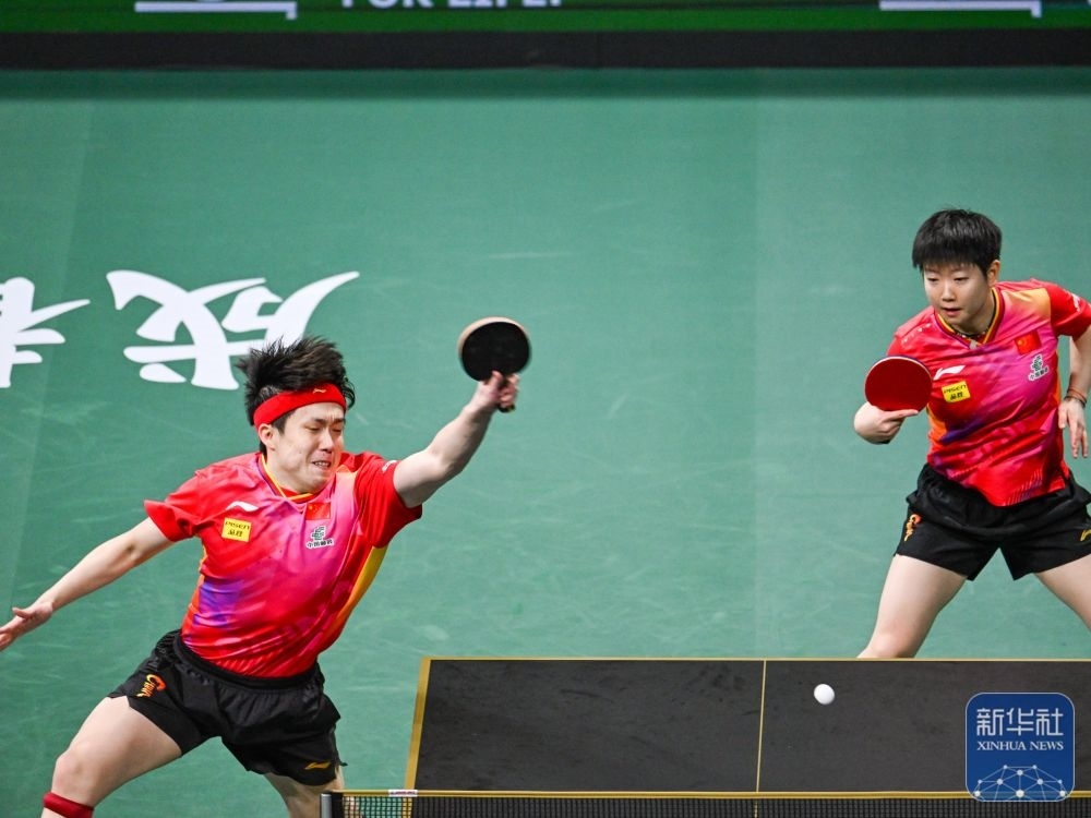 ↑中國隊組合王楚欽（左）/孫穎莎在混雙比賽中。新華社記者 王曦 攝
