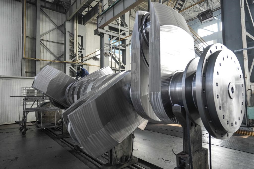 2024年1月11日，工人在大連華銳船用曲軸有限公司加工車間加工產(chǎn)品。新華社記者 潘昱龍 攝