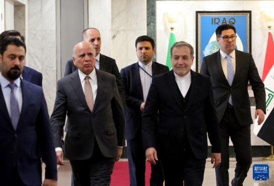12月6日，伊拉克副總理兼外長侯賽因（中左）在巴格達會見伊朗外長阿拉格齊（中右）。新華社發(fā)（哈利勒·達伍德攝）