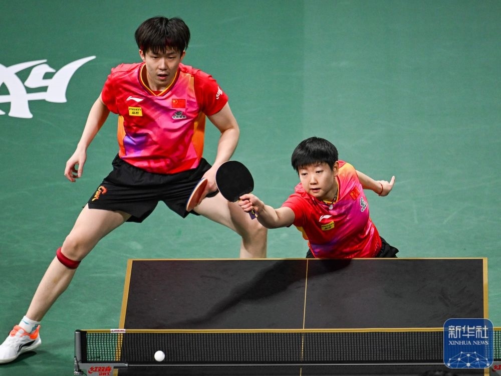 ↑中國隊組合王楚欽/孫穎莎（右）在混雙比賽中。新華社記者 王曦 攝