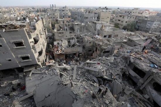 這是12月7日在加沙地帶中部努賽賴特難民營拍攝的遭以軍轟炸后的建筑廢墟。新華社發(fā)（里澤克·阿卜杜勒賈瓦德攝）