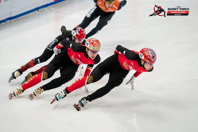 中國選手孫龍(右一)、劉少昂(右二)在比賽中。賽事組委會(huì)供圖