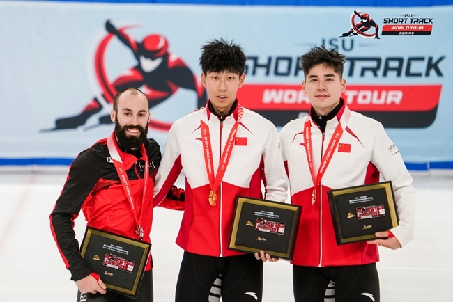 男子500米頒獎(jiǎng)儀式，中國選手孫龍(中)奪得冠軍，加拿大選手杜博伊斯(左)獲得亞軍，中國選手劉少昂獲得季軍。賽事組委會(huì)供圖