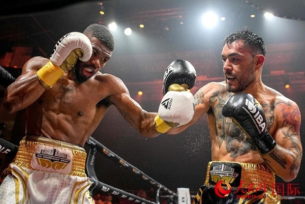 來自剛果民主共和國的帕特里克·穆卡拉（右）獲得了非洲80公斤級(jí)冠軍。人民網(wǎng) 塔里克·易卜拉欣攝