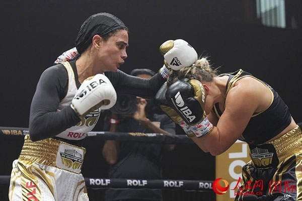 來自伊朗和羅馬尼亞的女選手進(jìn)行了墊場(chǎng)賽。人民網(wǎng) 塔里克·易卜拉欣攝