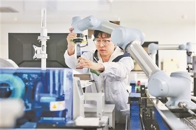 廣東省深圳市科研人員在實驗室調(diào)試智能機(jī)器人。視覺中國供圖