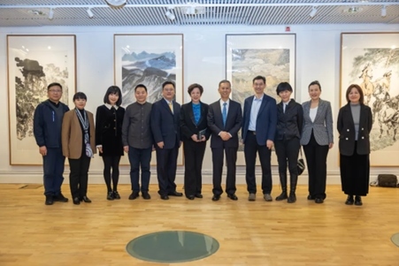 中國(guó)駐瑞典大使崔愛(ài)民與畫(huà)展主辦方人員合影。中國(guó)駐瑞典大使館供圖