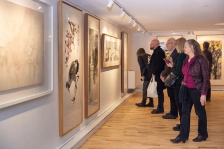 來(lái)賓參觀(guān)畫(huà)展。中國(guó)駐瑞典大使館供圖