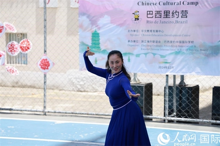 蒙古族舞蹈《熱土》表現(xiàn)出草原兒女的熱情與活力。人民網(wǎng)記者 陳海琪攝