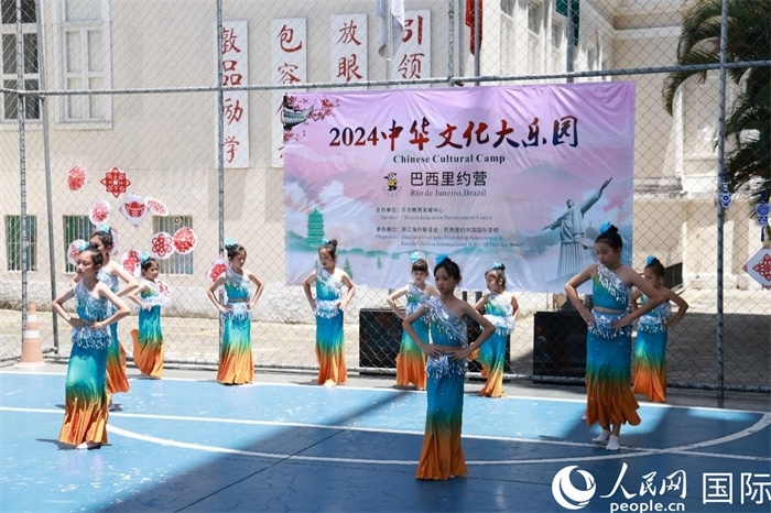 傣族舞蹈《金色的孔雀》以優(yōu)美的動作贏得觀眾喝彩。人民網(wǎng)記者 陳海琪攝