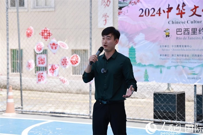 歌曲《故鄉(xiāng)的云》喚起了在外游子對故鄉(xiāng)的懷念。人民網(wǎng)記者 陳海琪攝