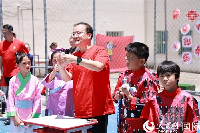 趣味數(shù)學節(jié)目以富有創(chuàng)意的數(shù)字游戲和魔尺變幻為亮點，激發(fā)了孩子們的數(shù)學思維與想象力。人民網(wǎng)記者 陳海琪攝