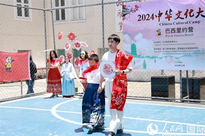 《SHOW美中華》通過國風服飾走秀，將傳統(tǒng)文化與現(xiàn)代創(chuàng)意完美結(jié)合。人民網(wǎng)記者 陳海琪攝