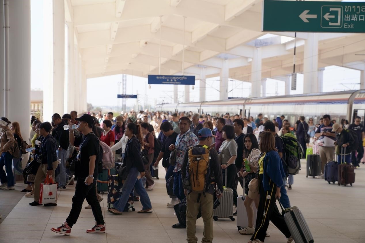 在中老鐵路萬象站，客運(yùn)列車抵達(dá)后旅客出站。老中鐵路有限公司供圖
