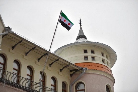 12月9日，在俄羅斯首都莫斯科，敘利亞駐俄羅斯使館升起代表敘利亞反對(duì)派的旗幟。新華社發(fā)（亞歷山大攝）