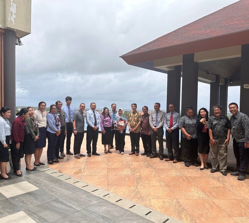 座談會(huì)全體人員合影。烏達(dá)雅納大學(xué)旅游孔子學(xué)院供圖