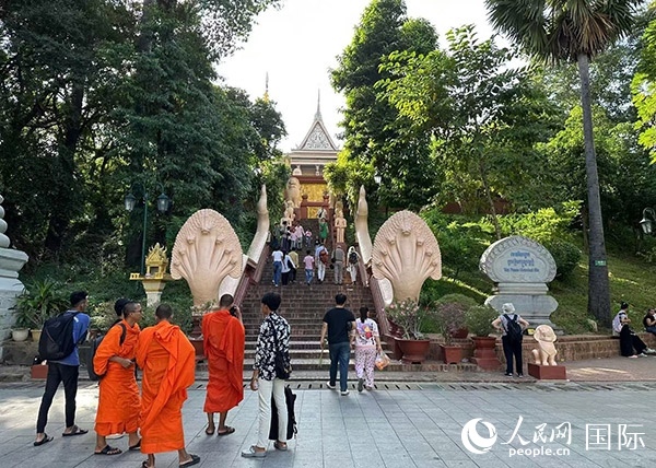 游客在金邊塔山寺游玩。人民網(wǎng)記者 簡承淵攝