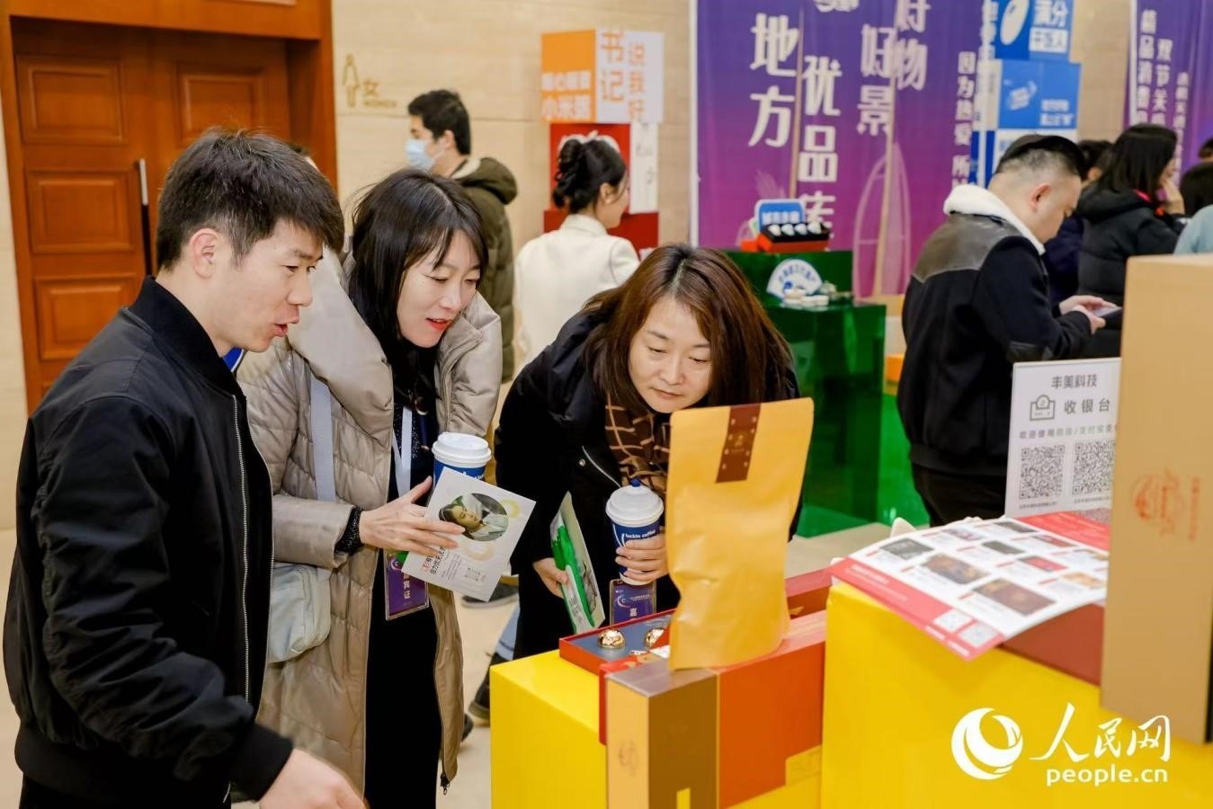 “精品消費(fèi)月·雙節(jié)關(guān)愛(ài)季”專項(xiàng)工作首站活動(dòng)現(xiàn)場(chǎng)。