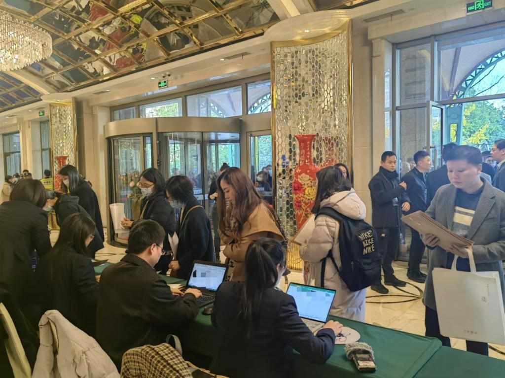 12月12日，第十批國家組織藥品集中帶量采購現(xiàn)場。新華社記者龔雯 攝