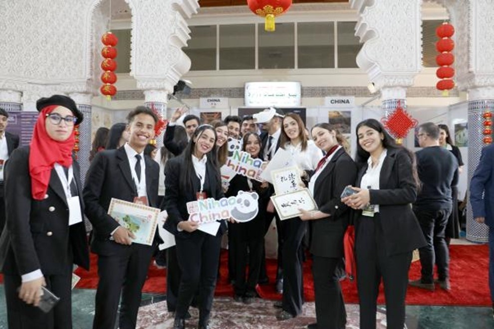 當(dāng)?shù)孛癖娛殖帧澳愫?！中?guó)”手牌合影。拉巴特中國(guó)文化中心供圖