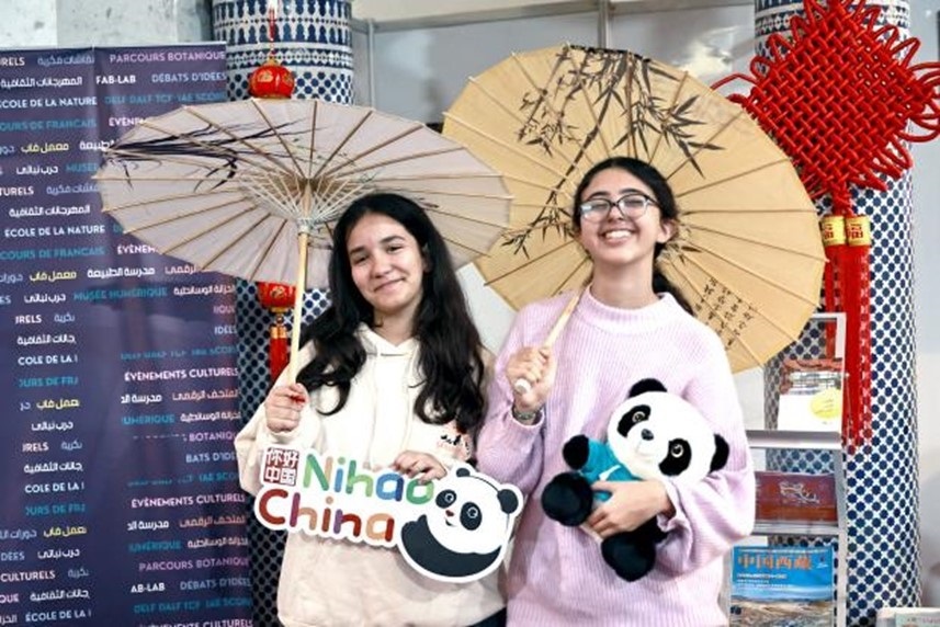 兩名女孩在合影。拉巴特中國(guó)文化中心供圖