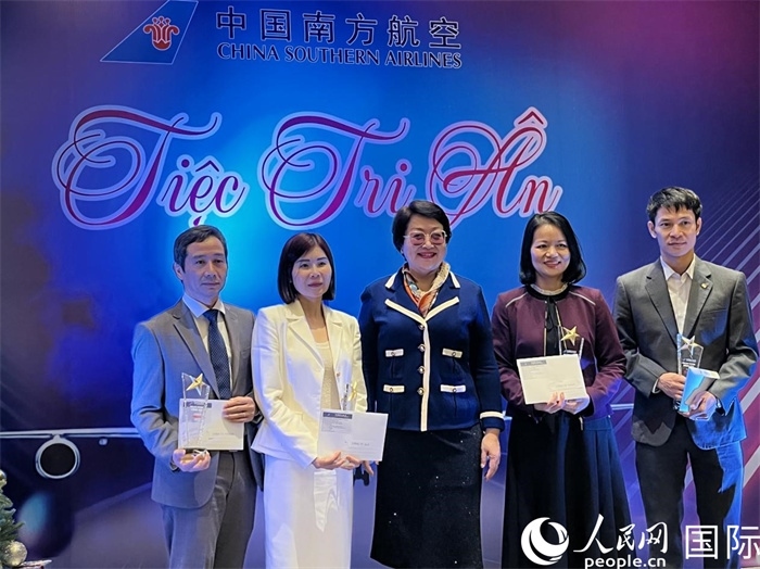 中越航司界代表在交流會上合影。人民網記者 楊曄攝