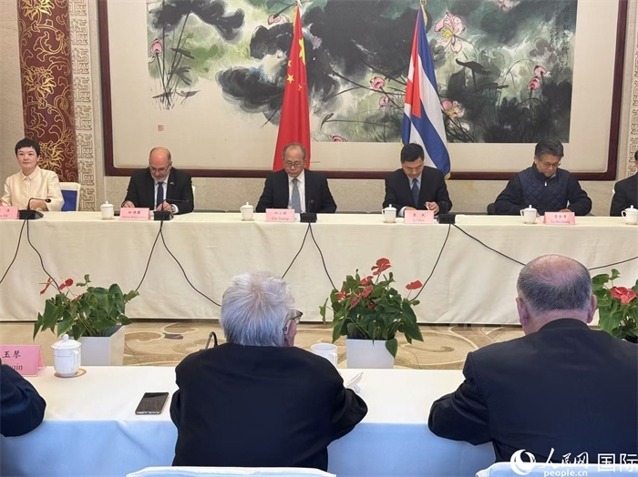 “紀(jì)念首批中國學(xué)生赴古巴留學(xué)暨中古開啟教育合作60周年座談會”在京舉辦。人民網(wǎng)記者 趙健攝