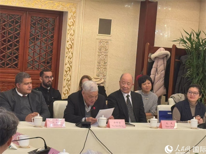 老一輩赴古留學(xué)生代表徐世澄在座談會上發(fā)言。人民網(wǎng)記者 趙健攝