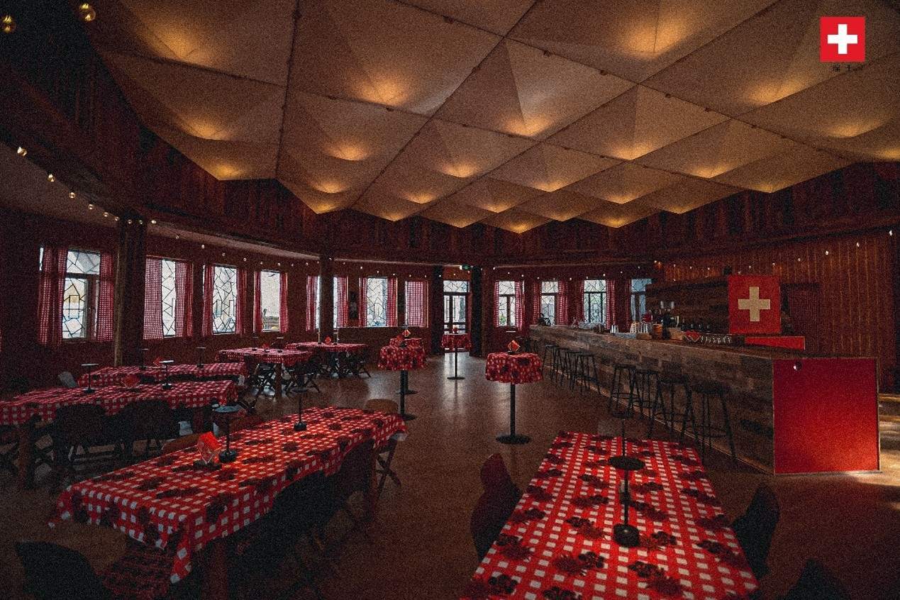 瑞士小木屋內(nèi)飾采用瑞士紅、森林棕與雪山白三種主色調(diào)，營造出自然與現(xiàn)代交融的氛圍。瑞士使館供圖