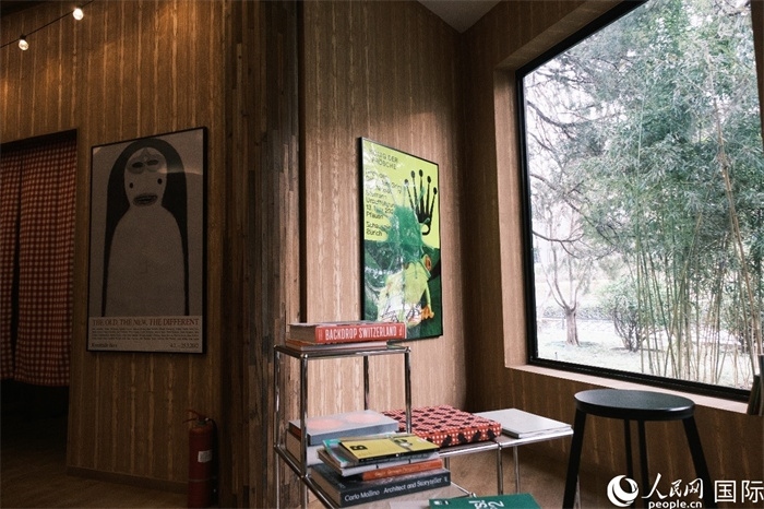 小木屋室內(nèi)一角體現(xiàn)出時尚簡約的瑞士元素。人民網(wǎng) 實習(xí)生黃睿攝