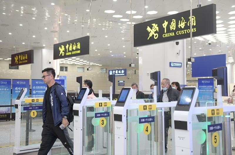 △2024年2月29日，旅客從橫琴口岸過關。