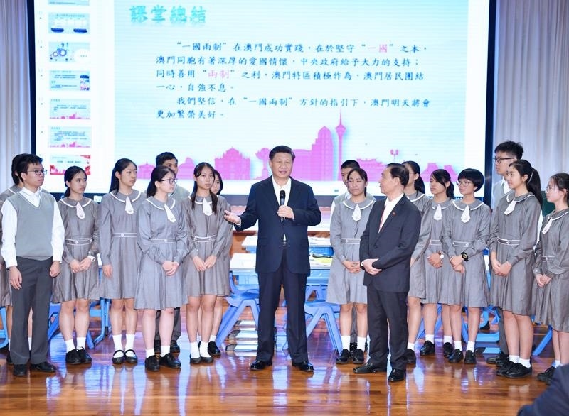 △2019年12月19日，在濠江中學附屬英才學校觀摩以“‘一國兩制’與澳門”為題的中國歷史公開課后，習近平主席走到學生中間即席發(fā)表重要講話。