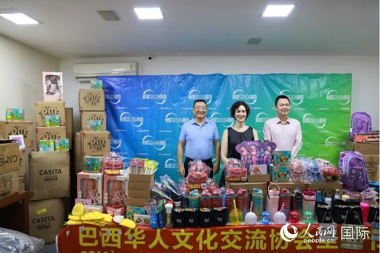 中國駐里約熱內(nèi)盧總領館副總領事王尉育（右）、里約慈善協(xié)會主席保拉·菲格雷多（中）、巴西華人文化交流協(xié)會主席上官建峰（左）出席捐贈活動并致辭。人民網(wǎng)記者 陳海琪攝