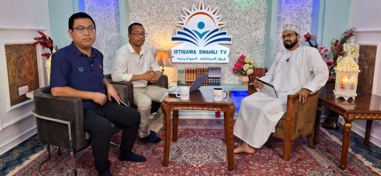 牛曉兵主任參與當(dāng)?shù)仉娨暸_訪談。中國援桑醫(yī)療隊供圖