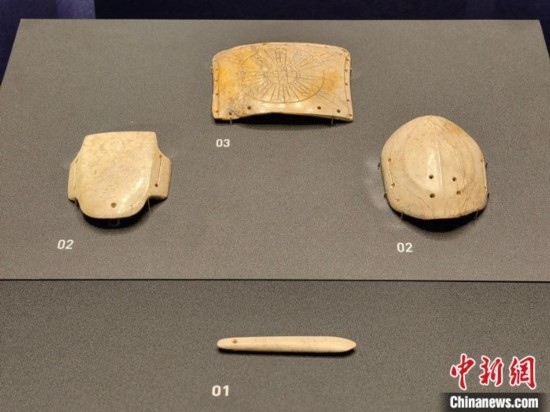 12月14日，“文明先鋒—凌家灘文化玉器展”在故宮博物院文華殿開(kāi)幕。圖為展覽現(xiàn)場(chǎng)的玉龜、玉版和玉簽。 中新社記者 應(yīng)妮 攝