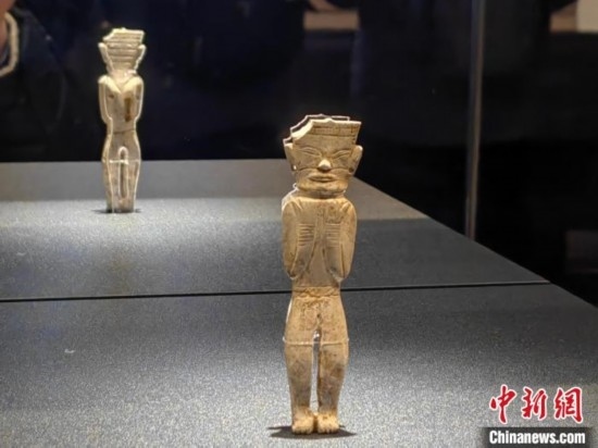 12月14日，“文明先鋒—凌家灘文化玉器展”在故宮博物院文華殿開(kāi)幕。圖為展覽現(xiàn)場(chǎng)的立姿玉人。 中新社記者 應(yīng)妮 攝