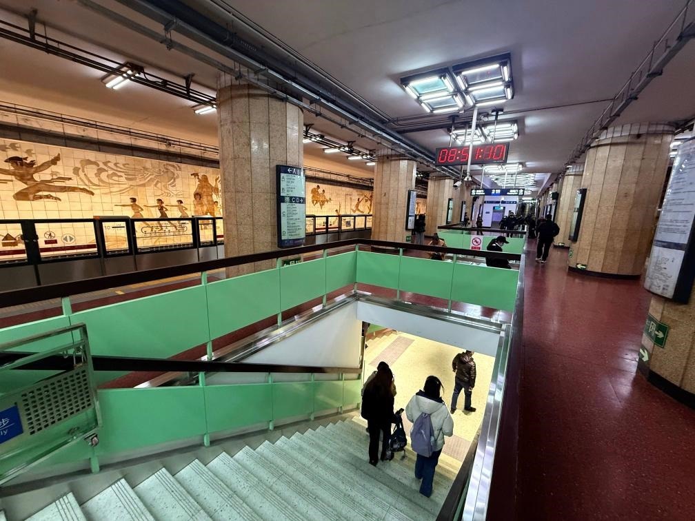 乘客從北京地鐵2號線東四十條站走“站中站”換乘地鐵3號線。新華社記者張驍 攝