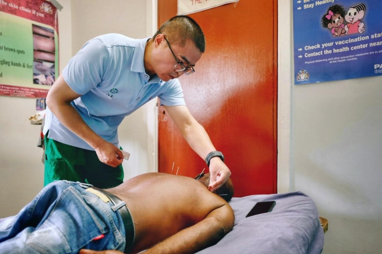 第20期中國（江蘇）援圭亞那醫(yī)療隊在圭偏遠的林登高速社區(qū)開展義診。中國援圭醫(yī)療隊供圖