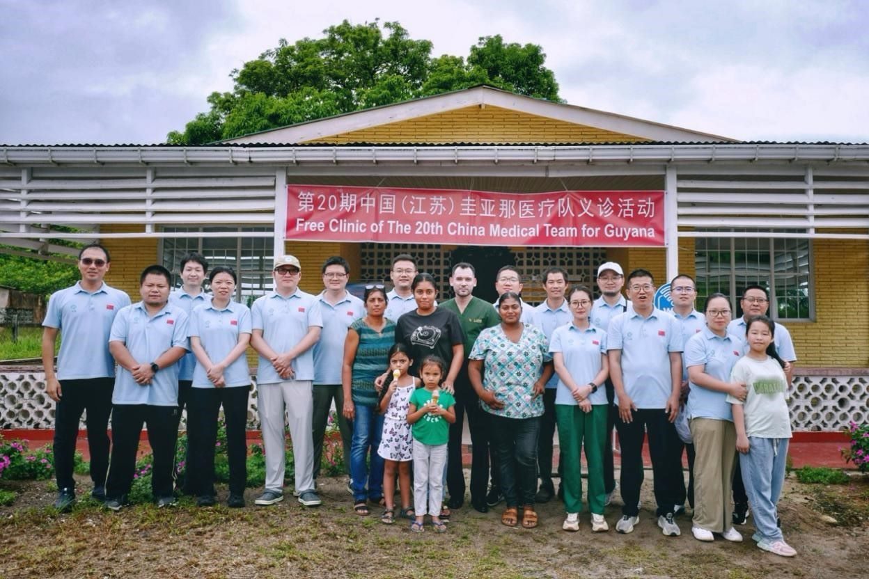第20期中國（江蘇）援圭亞那醫(yī)療隊在圭偏遠的林登高速社區(qū)開展義診后，與部分當?shù)鼐用窈嫌啊?中國援圭醫(yī)療隊供圖