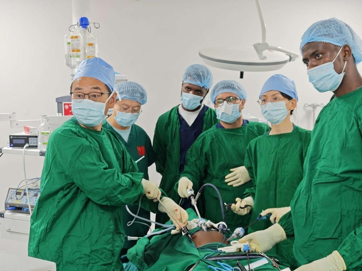 中外醫(yī)師合作進(jìn)行腹腔鏡手術(shù)。中國(guó)援桑醫(yī)療隊(duì)供圖